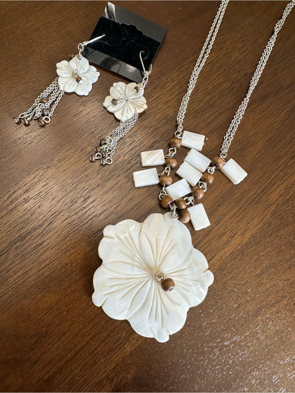 Vintage Summer Shell White Floral Pendant Necklace & Earrings Set